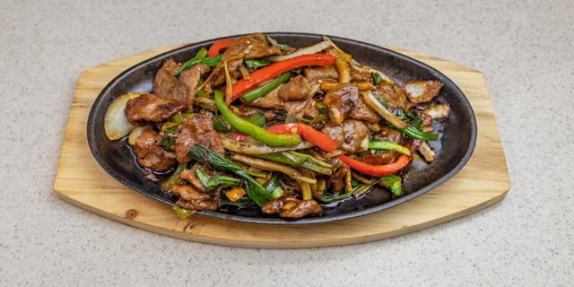 Sizzling Beef w/ Ginger & Vegetables