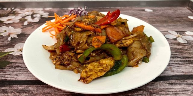 Pad Kee Mow Noodle Tray