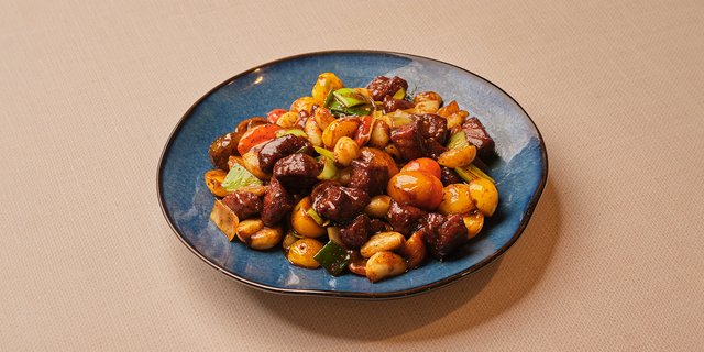 Stir Fried Beef Cubes w/ Black Pepper & Garlic
