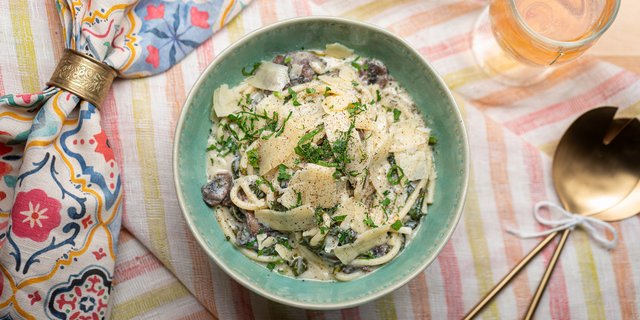 Vegetarian Mushroom & Spinach Cream Sauce Bucatini Boxed Lunch