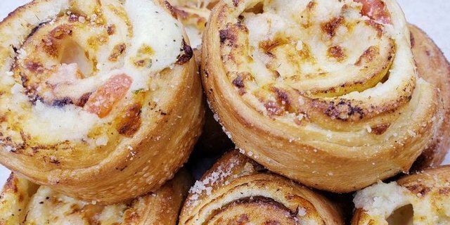Gourmet White Pizza Muffins