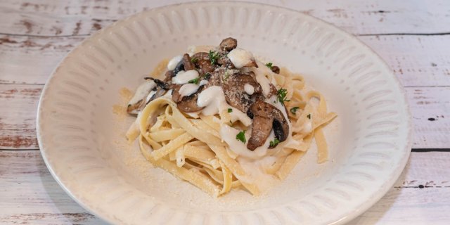 Fettuccine Alfredo w/ Mushrooms