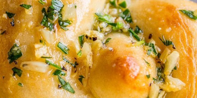 2 Garlic Knots