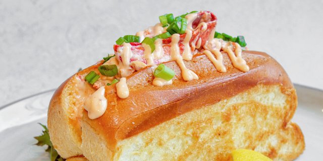 Spicy Sue Maine Style Lobster Roll