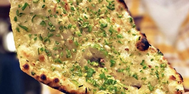 Chili Garlic Naan Tray (15 Pcs)