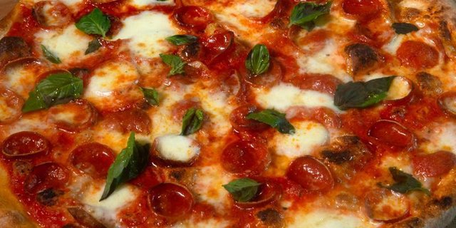 Bee Sting 14" Pizza