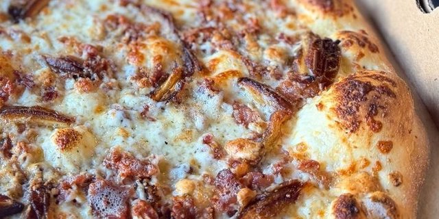 Date & Bacon Pizza w/ Cauliflower Crust