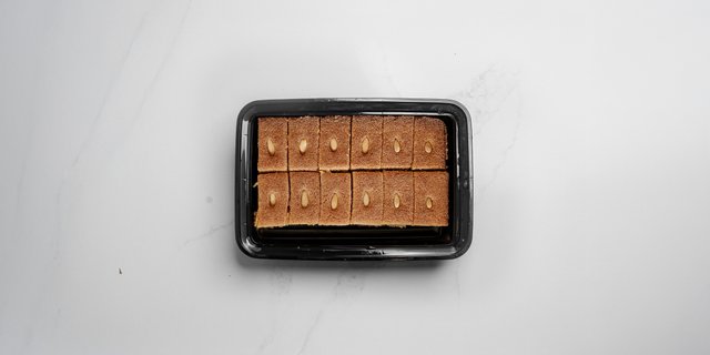 Namoura (Basbousa Semolina Cake)
