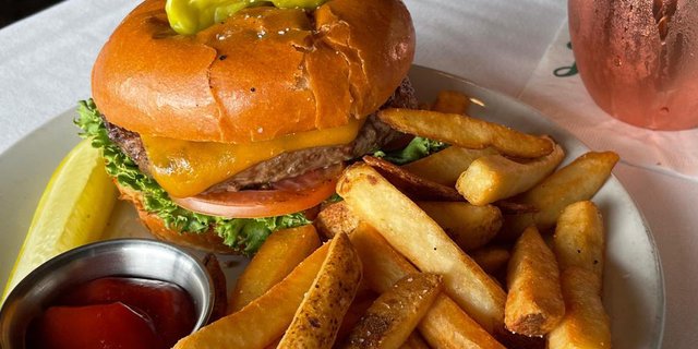 Jake's Grill Cheeseburger Boxed Lunch