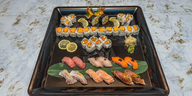 Premium Nigiri & Spicy Maki Platter