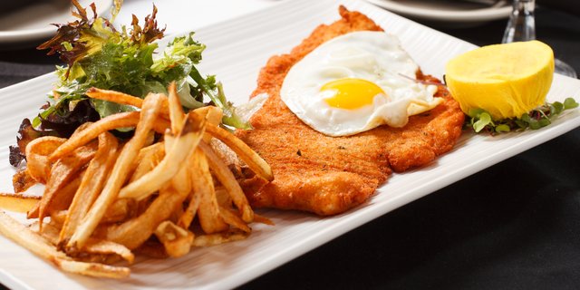 Milanesa De Pollo A Caballo