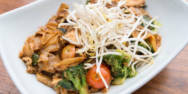 Chicken & Broccoli Noodles (Pad See Ew) Tray
