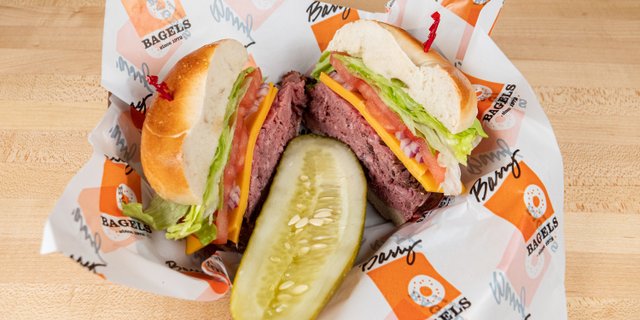 Classic Roast Beef & Cheddar Bagel Sandwiches