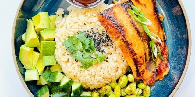 Honey Sriracha Salmon Bowl