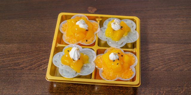 Sweet Coconut Sticky Rice w/ Mango