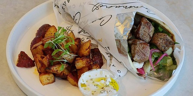 Mediterranean Lamb Tips Pita Wrap