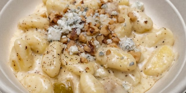 Gorgonzola Fondue, Pears & Walnuts Pasta