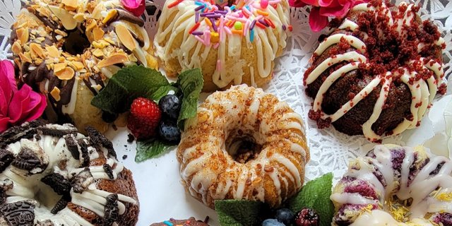 Assorted Bundtlette Cake Tray
