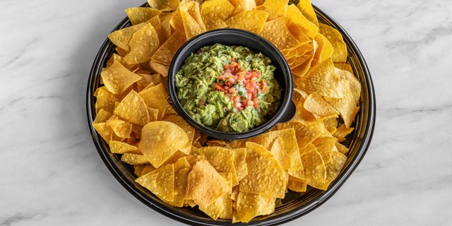 Fresh Guacamole w/ Chips & Salsa