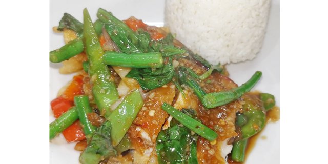 Pad Ka Prow (Hot Basil) Full Tray