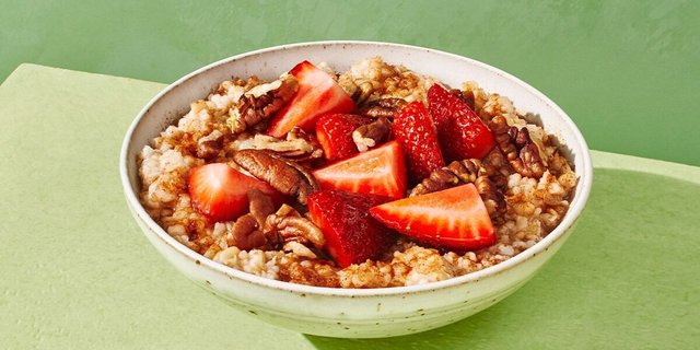Steel Cut Oatmeal With Strawberries & Pecans Boxed Breakfast