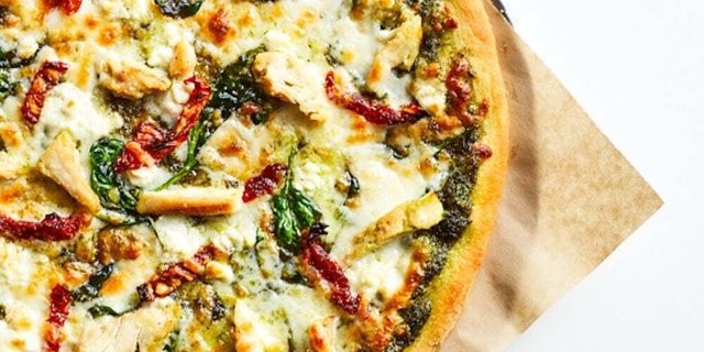10" NAT'S CHICKEN PESTO PIZZA BOXED MEAL