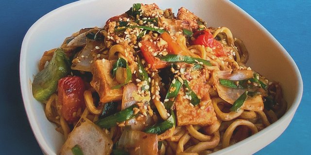 Tomato Garlic Chow Mein Noodles Tray