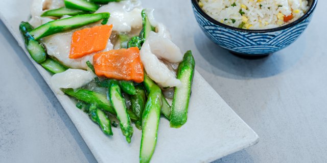 R22F. Fish with Fresh Asparagus and Fried Rice Boxed Lunch