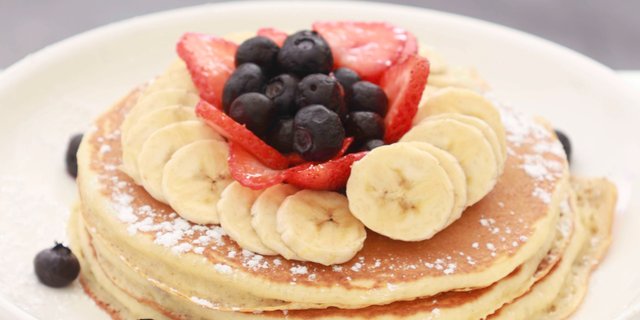 Banana & Berries Pancakes