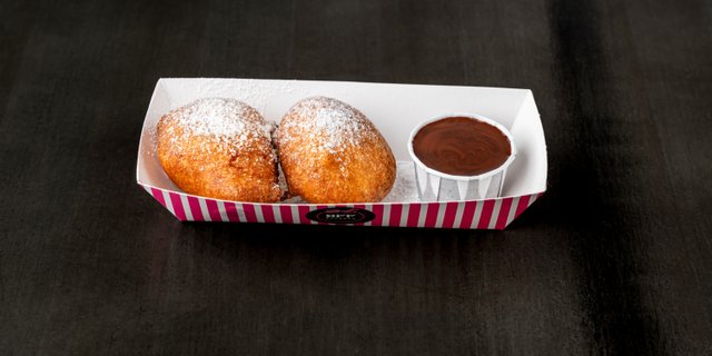 Deep-Fried Oreos w/ Dark Chocolate Dipping Sauce