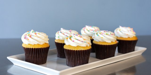 6-pack Vanilla Buttercream Cupcakes