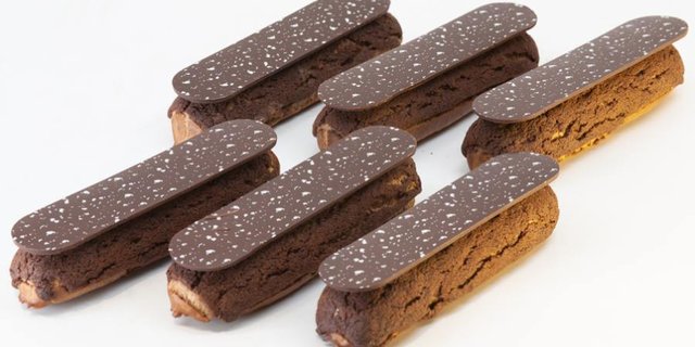 Individual 100% Chocolate Eclair