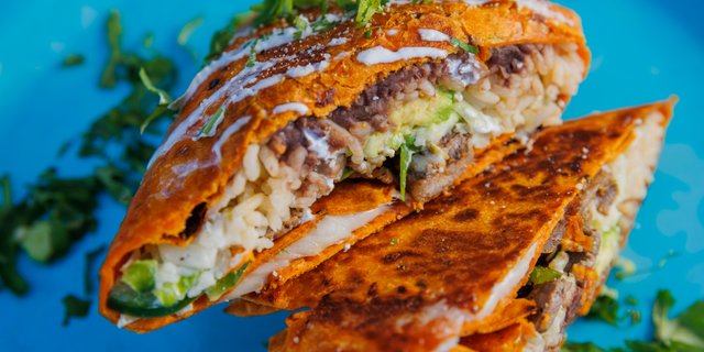 Deshebrada con Papas Burrito