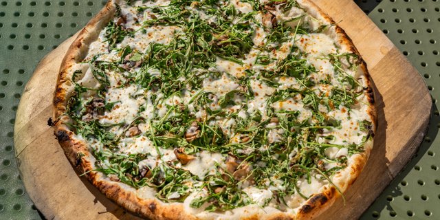 Blanco Mushroom Pizza
