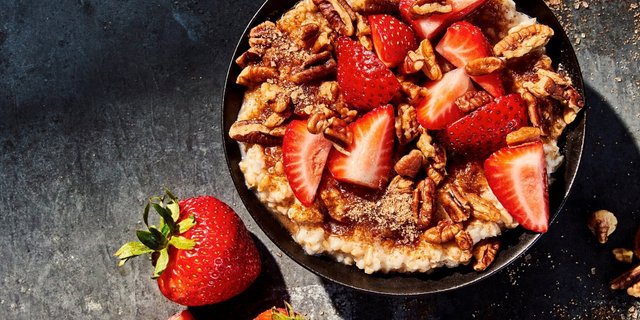 Steel Cut Oatmeal With Strawberries & Pecans