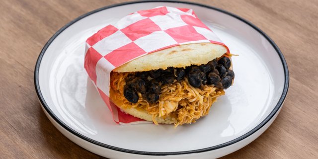 Pollo Mechado Arepa