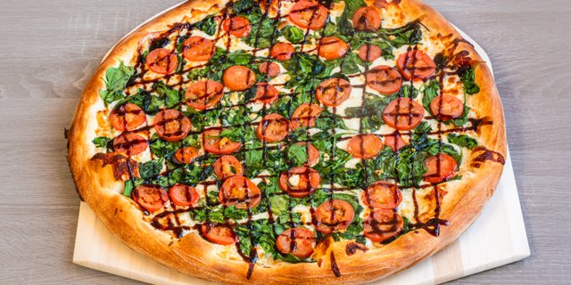 Baby Spinach Caprese Pizza
