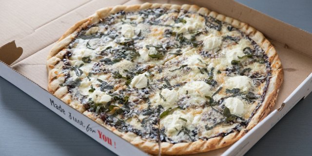 Balsamic Glaze & Ricotta Pizza