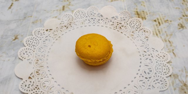 Lemon Cream Macaron