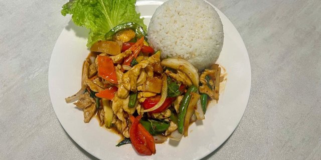 Stir-Fried Spicy Thai Basil Tray