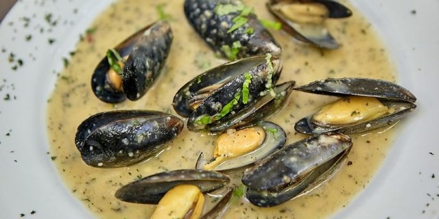 Mussels w/ Garlic Sauce
