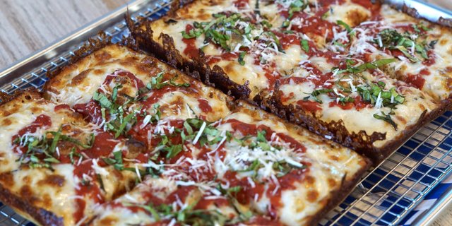Small 6 & Conant Pizza