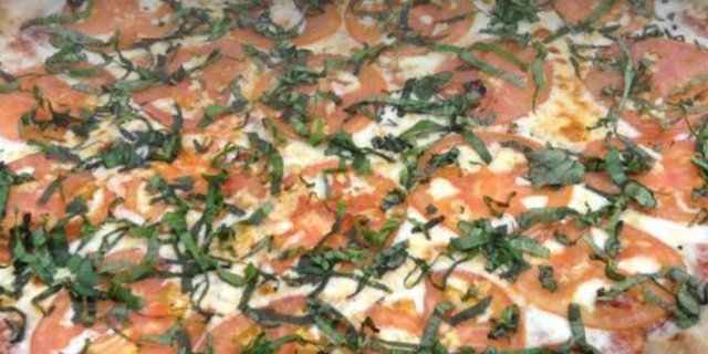 Tomato, Garlic & Basil Pizza