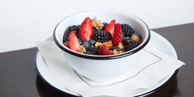 Vanilla Yogurt Granola Parfait