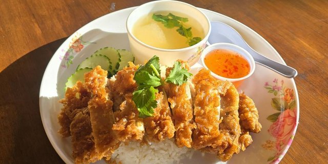 Khao Mun Gai Tod (Crispy Chicken w/ Ginger Rice)