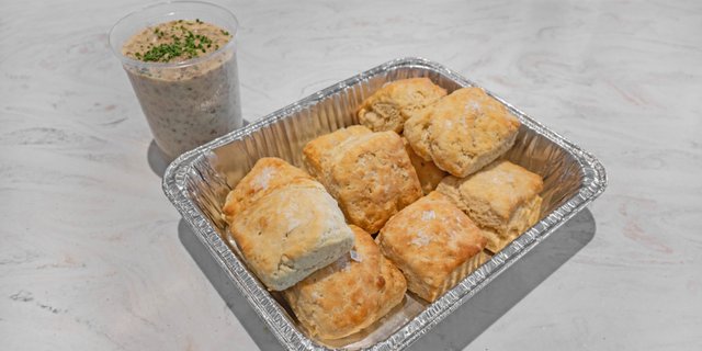 Nana's Biscuits & Sausage Gravy