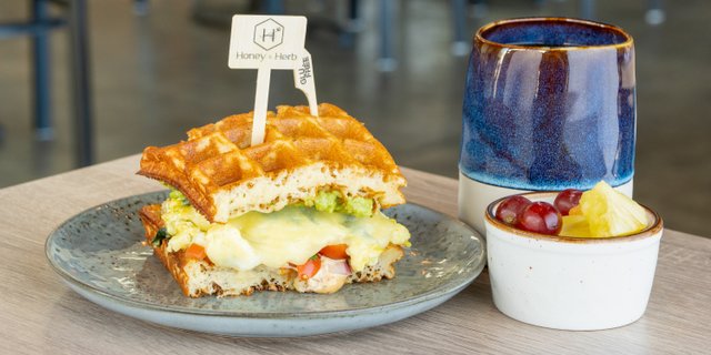Gluten-Free Spinach, Egg & Cheese Sandwich Box