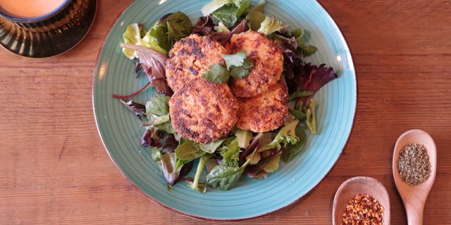 Crab Cakes w/ Sriracha Aioli