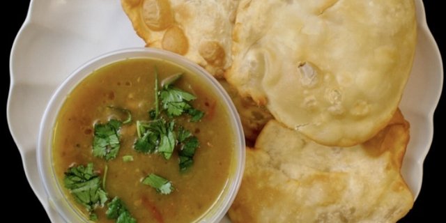 Chole Bhature (4 Bhatures)
