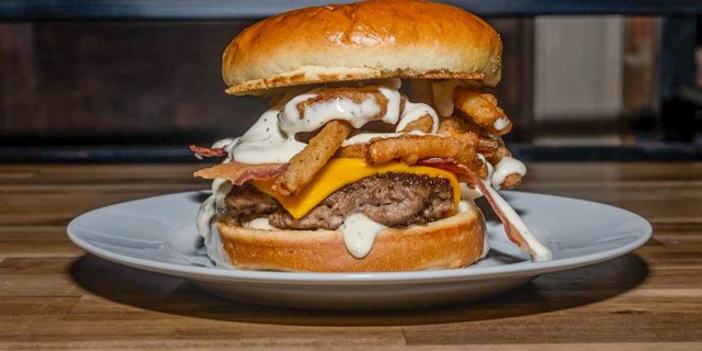 Crispy Dill Bacon Cheeseburger Boxed Lunch